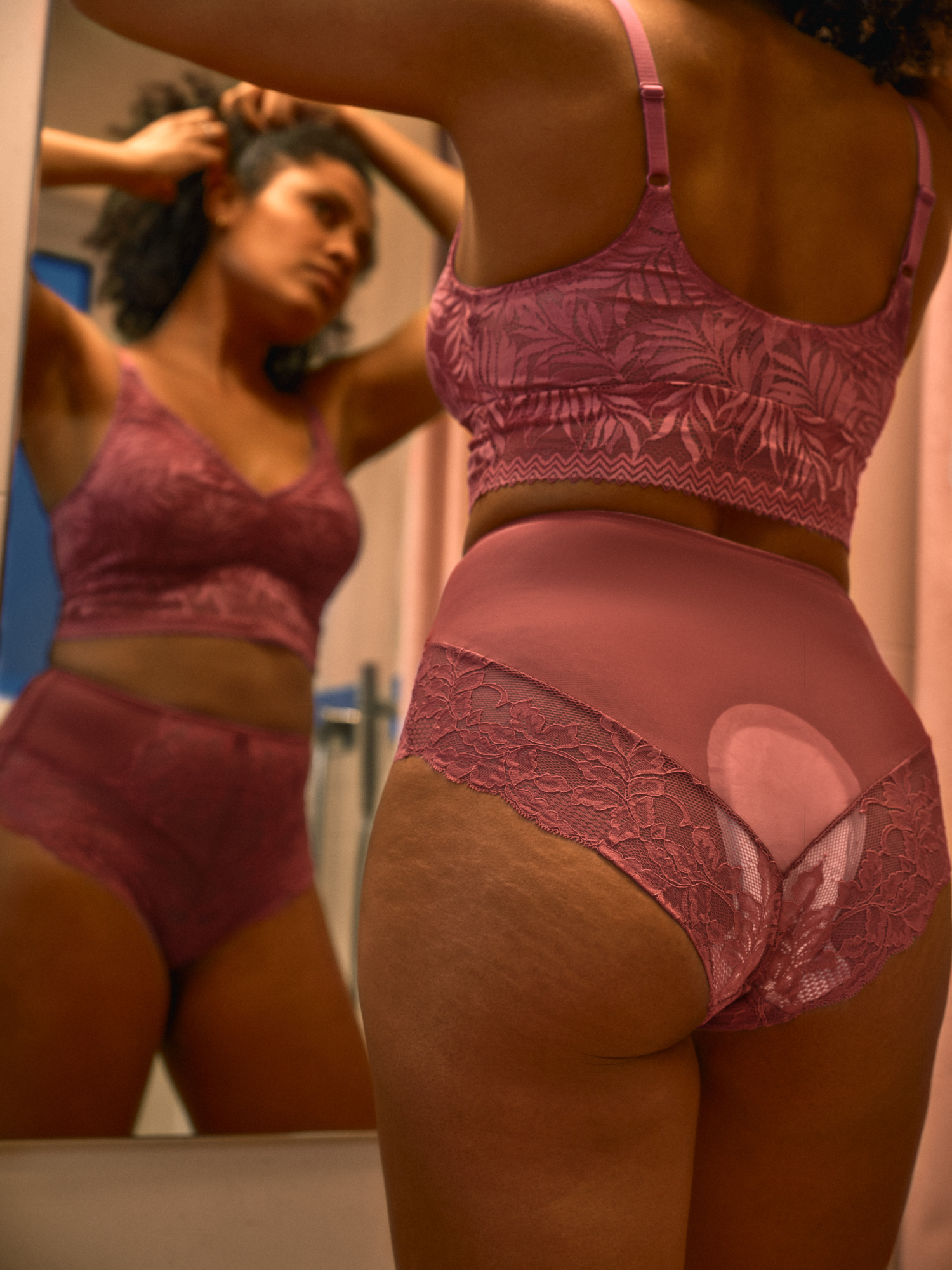 Femme regardant son reflet dans le miroir – Nana